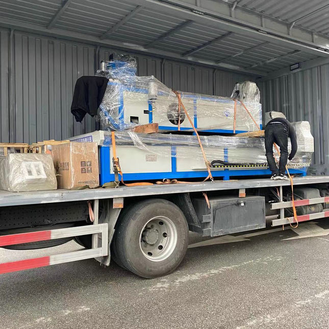 上海浦東角鋼法蘭機(jī)等離子切割機(jī)等待卸貨