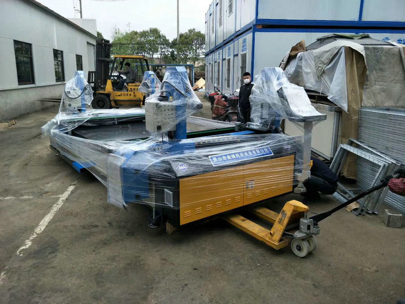 四槍角鋼法蘭自動(dòng)焊到達(dá)客戶現(xiàn)場(chǎng)